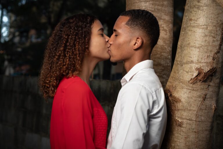 HOW TO KISS SOMEONE YOU LOVE IN 7 STEPS [7 Crazy Life Lessons From Kissing Romantically]